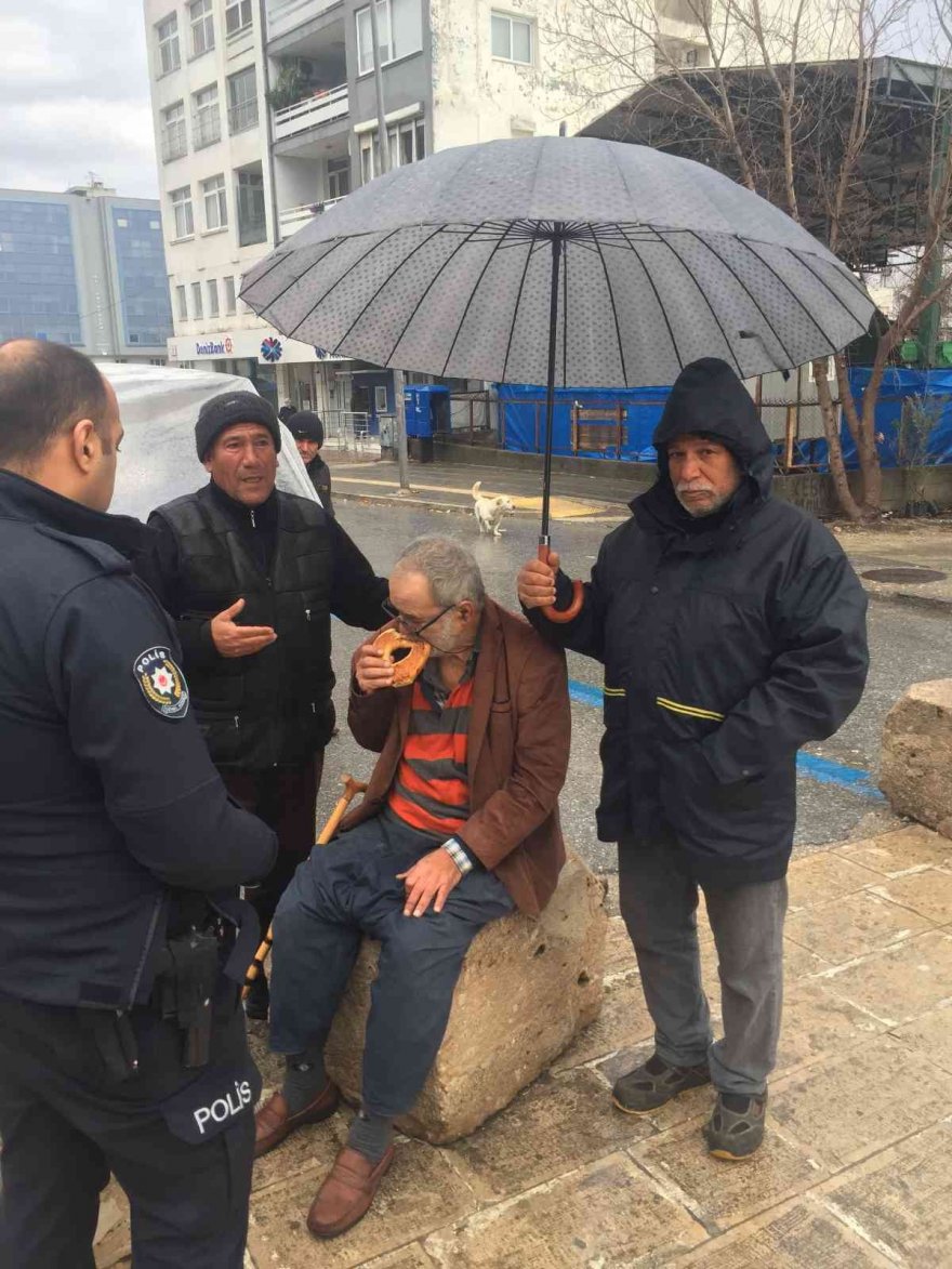 Çocuklarının sokağa terk ettiği yaşlı adama esnaf sahip çıktı