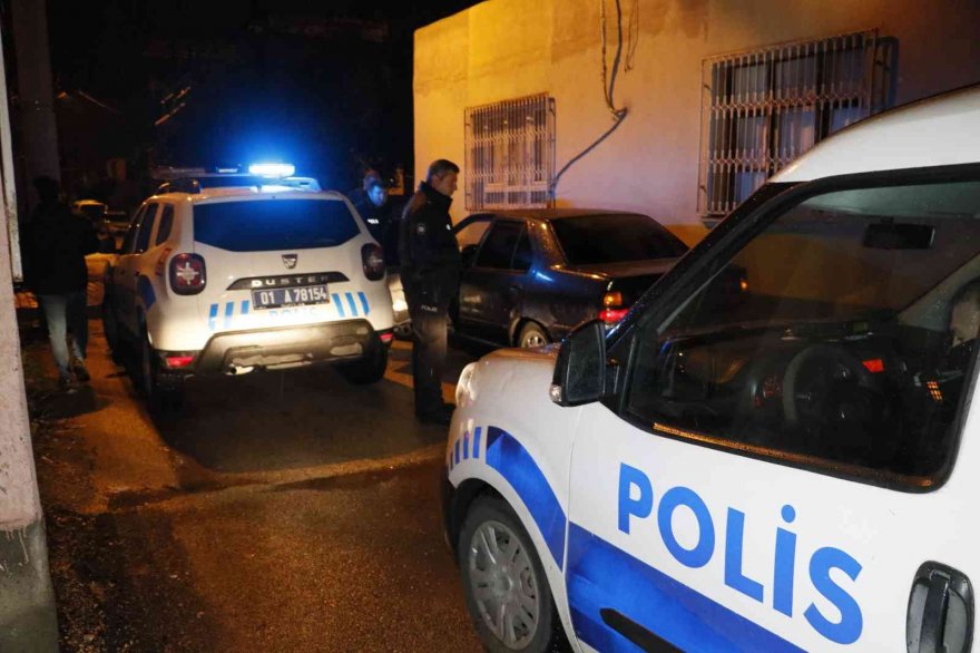 10 kilometre kaçtıktan sonra yakalanan otomobilden ruhsatsız tabanca çıktı