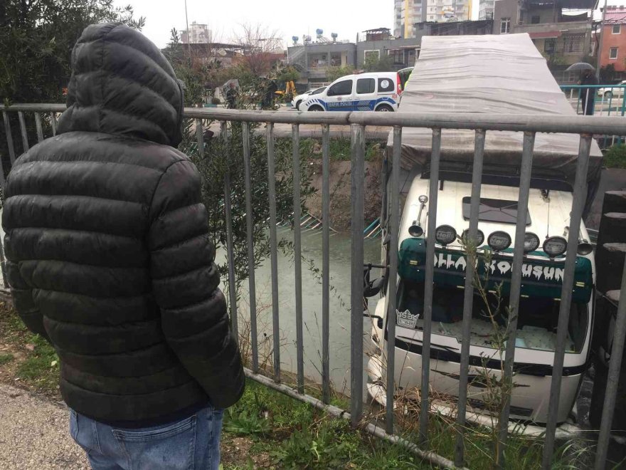 Adana'da kamyon kanala düştü mahsur kalan yolcu: