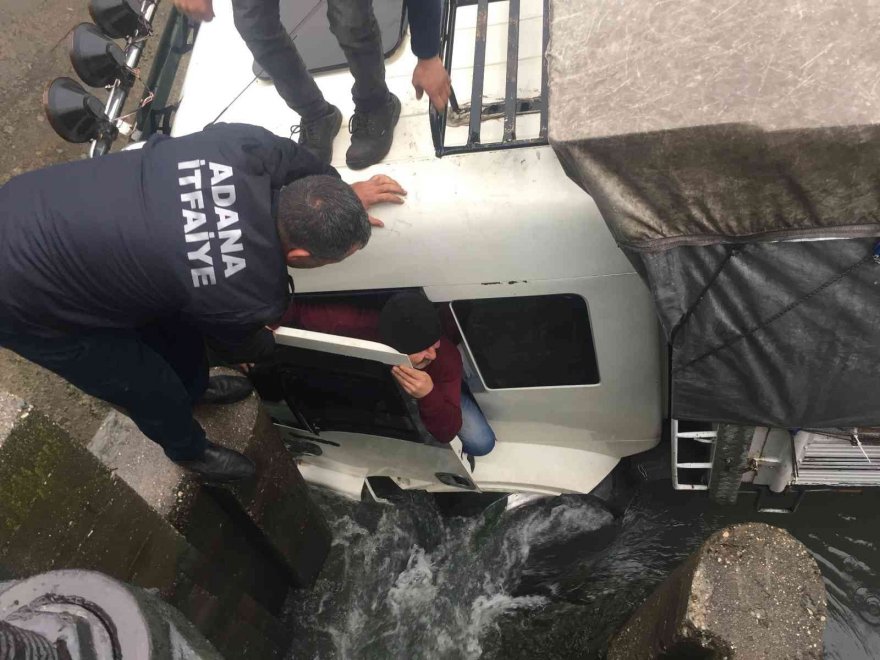 Adana'da kamyon kanala düştü mahsur kalan yolcu: