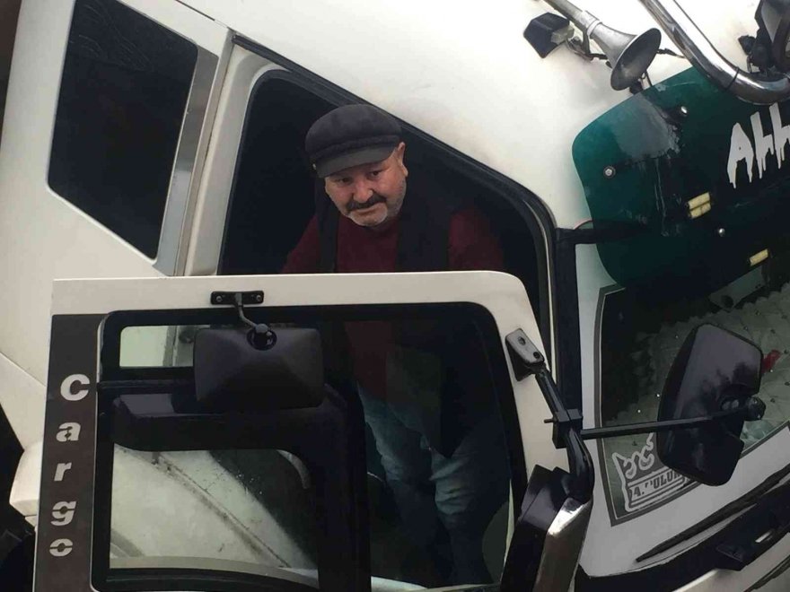 Adana'da kamyon kanala düştü mahsur kalan yolcu: