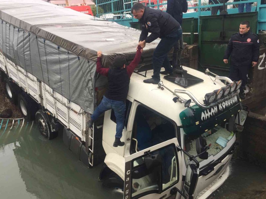 Adana'da kamyon kanala düştü mahsur kalan yolcu:
