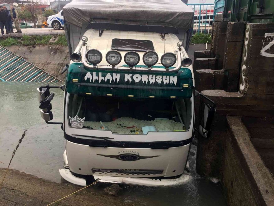 Adana'da kamyon kanala düştü mahsur kalan yolcu: