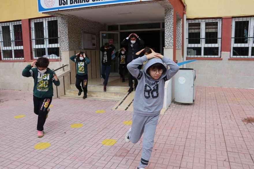 Adana’daki okullarda “Deprem anı ve tahliye tatbikatı” gerçekleştirildi