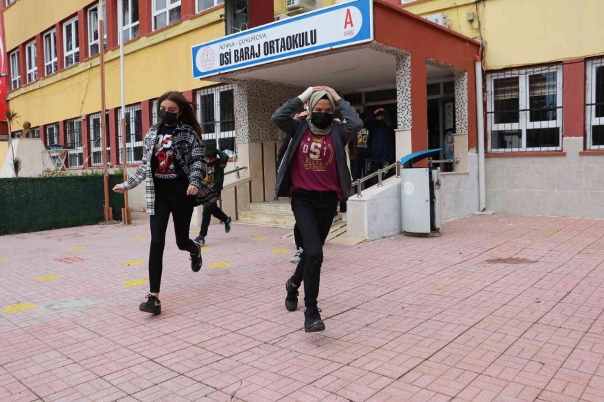 Adana’daki okullarda “Deprem anı ve tahliye tatbikatı” gerçekleştirildi