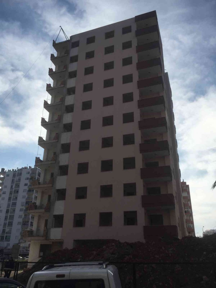 Hırsız olduğu öne sürülen şahıs inşaattan düştü