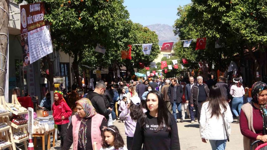 Portakal Çiçeği Karnavalı Kozan’ı coşturdu