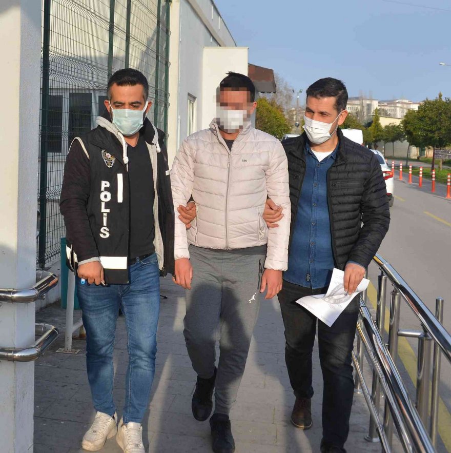 Adana'da 11 milyon lira haksız kazanç elde ettiği öne sürülen tefecilere operasyon