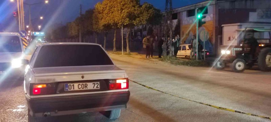 Kırmızı ışıkta otomobile silahlı saldırı: 1 yaralı