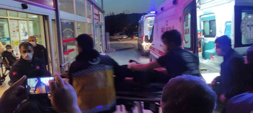 Kırmızı ışıkta otomobile silahlı saldırı: 1 yaralı