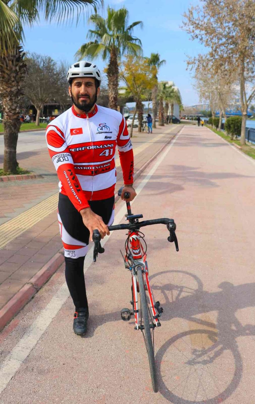 Tek bacağıyla yüzlerce kilometre bisiklet sürüyor