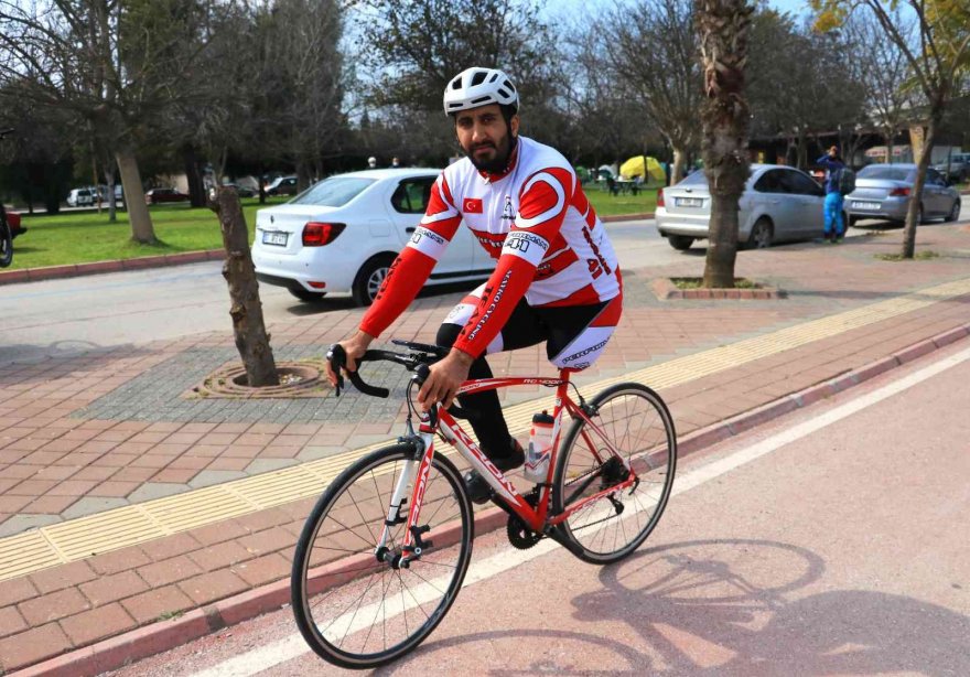 Tek bacağıyla yüzlerce kilometre bisiklet sürüyor