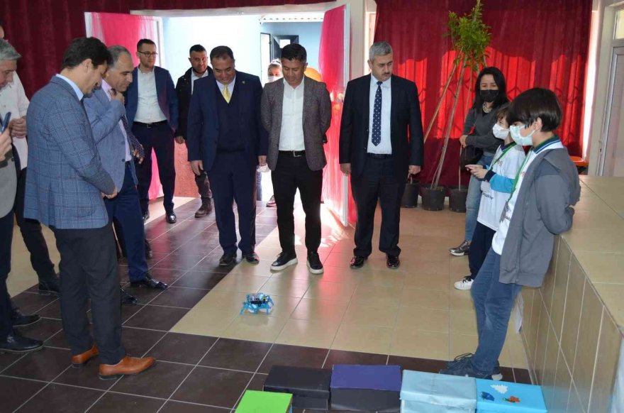 Öğrenciler yaptıkları robotları tanıttı