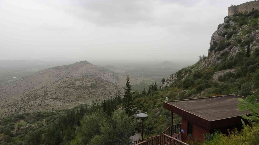 Toz bulutu Kozan’da etkili oldu