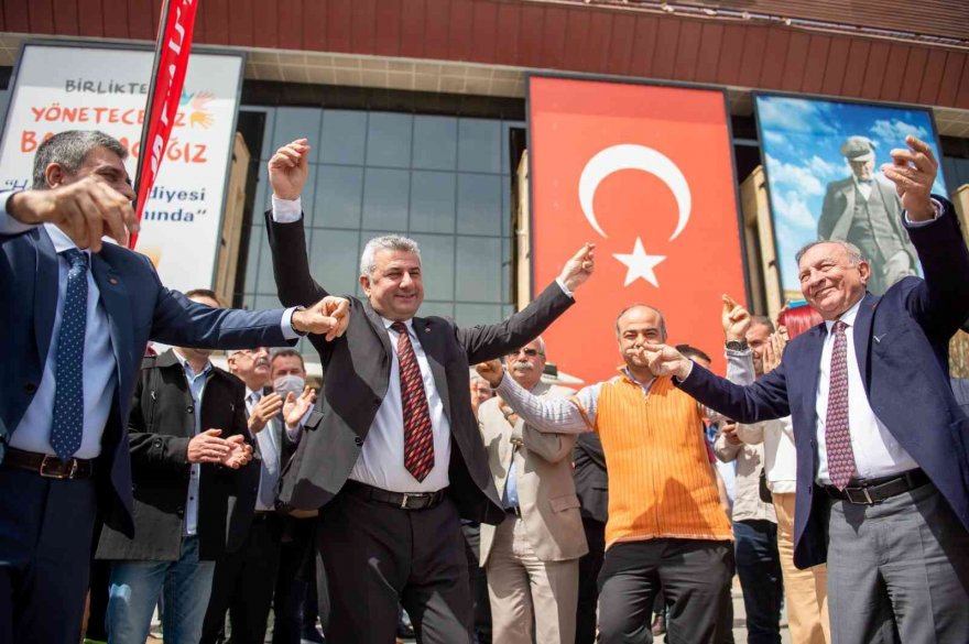 Seyhan'da toplu sözleşme halayı