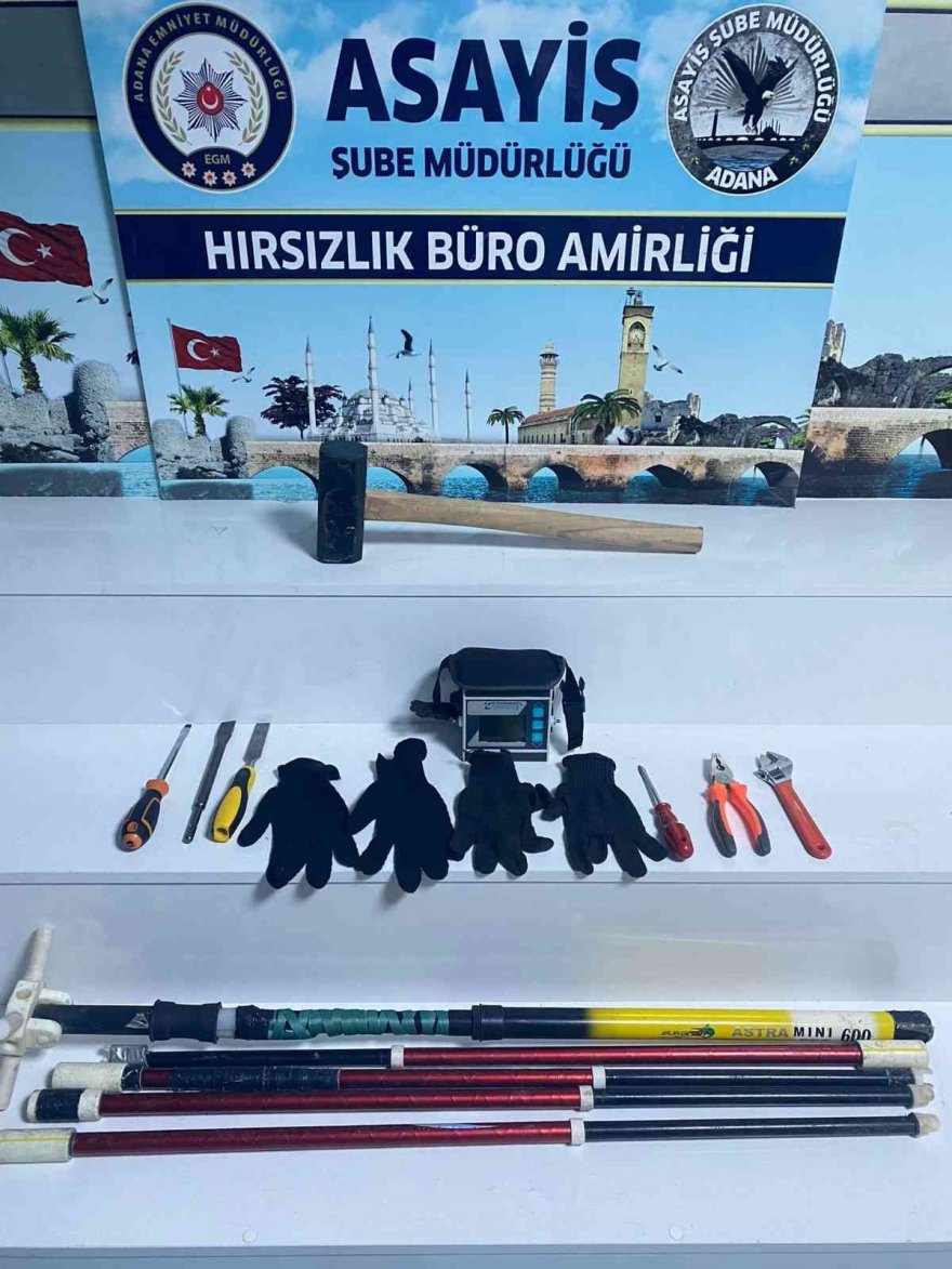 Girdikleri evde dedektörle arama yapıp altınları çaldılar