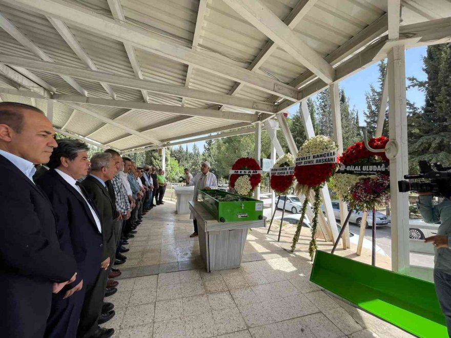 Bahçeli’nin çok sevdiği Adanalı sanatçı son yolculuğuna uğurlandı