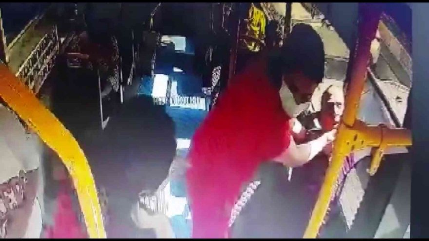 Otobüste kalbi duran yaşlı kadını hastaneye yetiştirdi