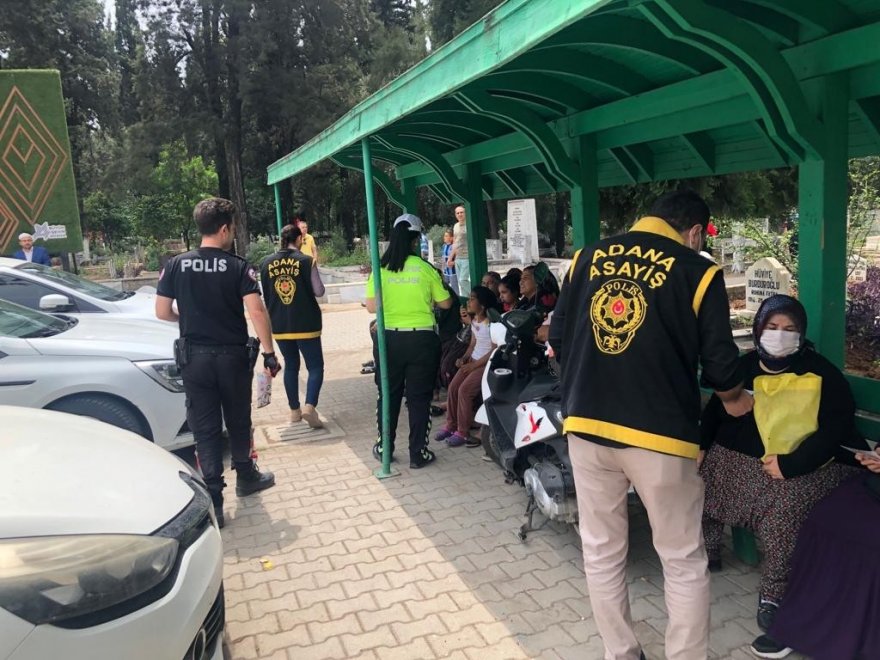 Adana polisinden mezarlıkta, AVM’de, sokakta, yurtta KADES bilgilendirmesi