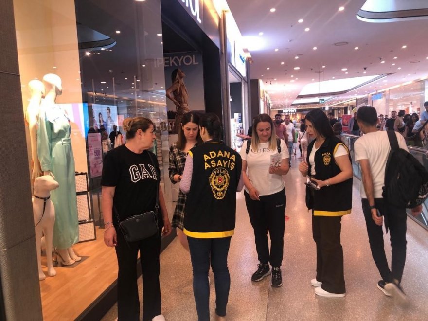 Adana polisinden mezarlıkta, AVM’de, sokakta, yurtta KADES bilgilendirmesi
