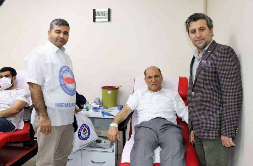Memur-Sen’den Kızılay’a kan bağışı