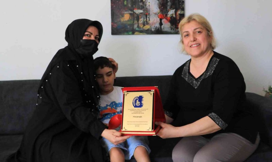 Babasının terk ettiği engelli Emirhan’a teyzesi annelik yapıyor