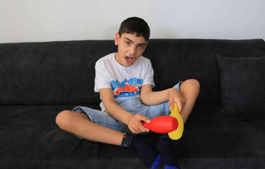 Babasının terk ettiği engelli Emirhan’a teyzesi annelik yapıyor