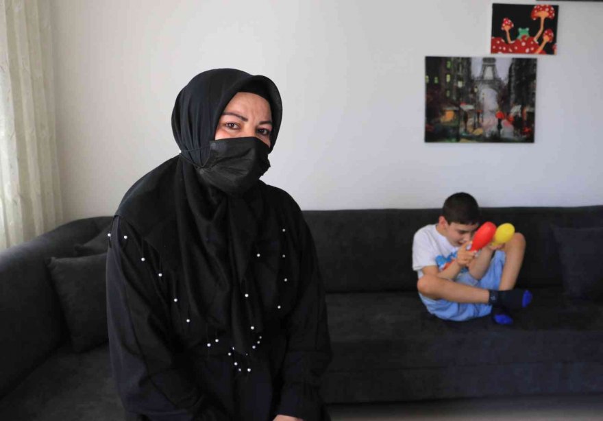 Babasının terk ettiği engelli Emirhan’a teyzesi annelik yapıyor