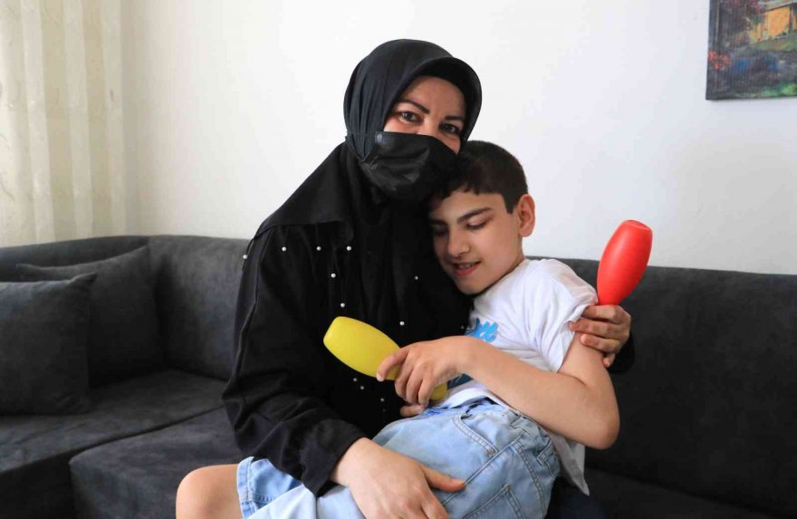 Babasının terk ettiği engelli Emirhan’a teyzesi annelik yapıyor