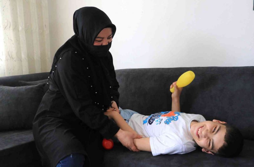 Babasının terk ettiği engelli Emirhan’a teyzesi annelik yapıyor