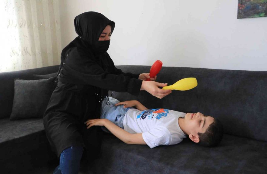 Babasının terk ettiği engelli Emirhan’a teyzesi annelik yapıyor