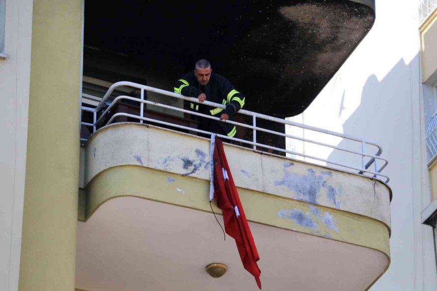 Adana’da 8’inci katta çıkan yangın 3’üncü kata ve park halindeki otomobile sıçradı