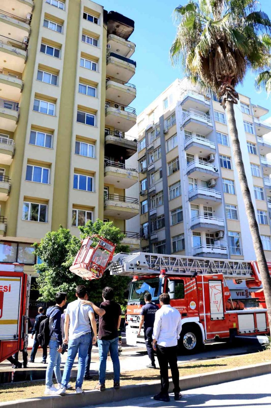 Adana’da 8’inci katta çıkan yangın 3’üncü kata ve park halindeki otomobile sıçradı