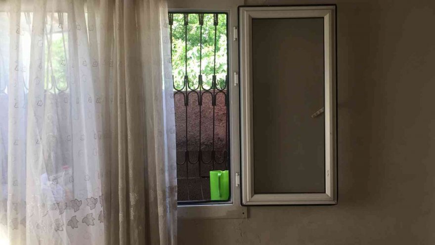 Adana'da zincire vurulduğu iddia edilen kızın annesi adliyeye sevk edildi