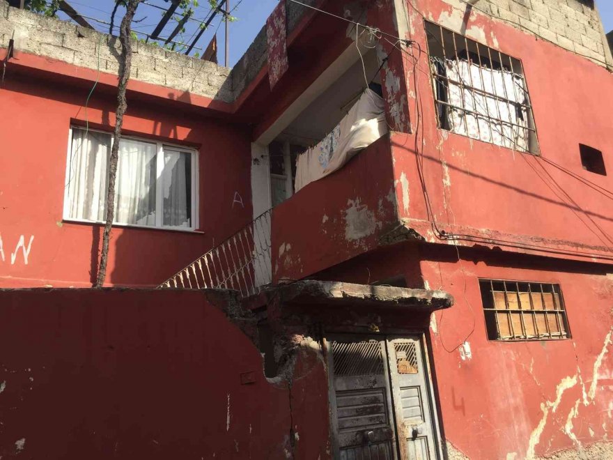 Adana'da zincire vurulduğu iddia edilen kızın annesi adliyeye sevk edildi