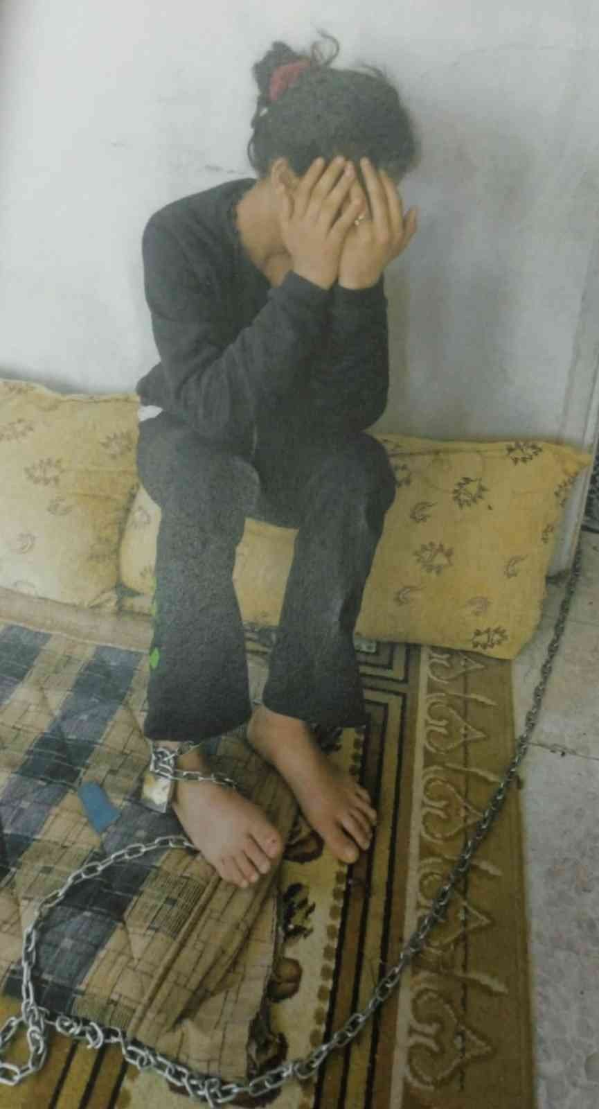 Adana'da zincire vurulduğu iddia edilen kızın annesi adliyeye sevk edildi