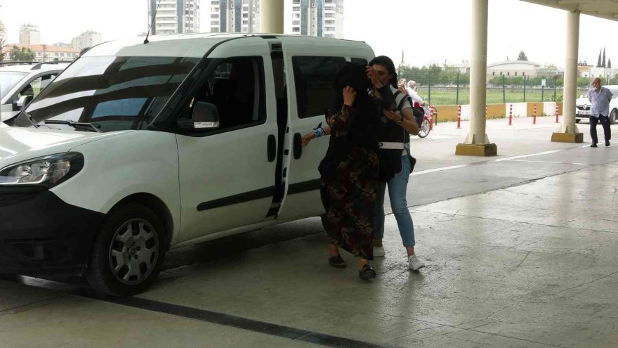 Adana'da zincire vurulduğu iddia edilen kızın annesi adliyeye sevk edildi