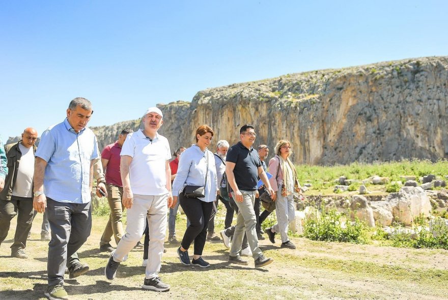 Vali Elban: "Anavarza, Efes’ten çok daha büyük bir antik kent"