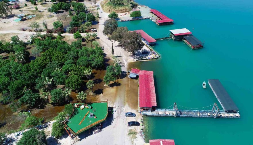 Barajın seviyesi yükseldi, kafeler sular altında kaldı