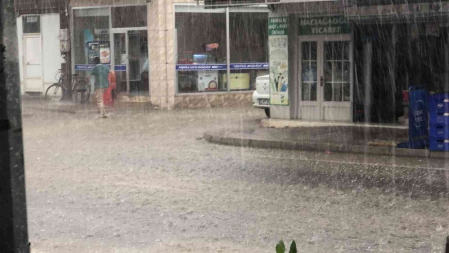 Şiddetli yağmur ve dolu su baskınlarına neden oldu