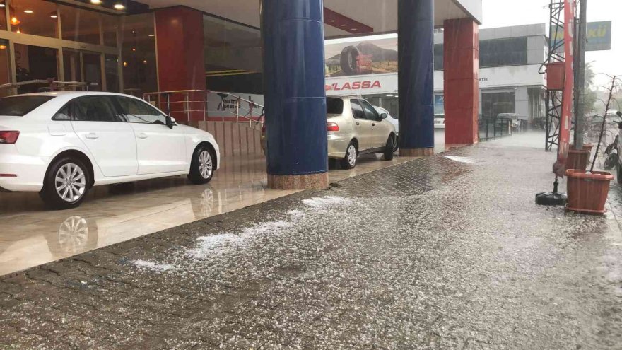 Şiddetli yağmur ve dolu su baskınlarına neden oldu