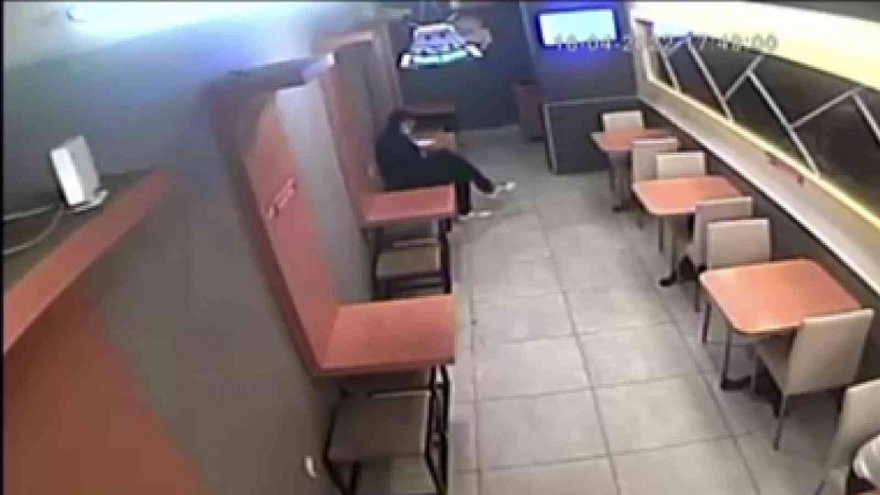 Kafede simit yedi, çay içti lavabo bataryasını çalıp gitti