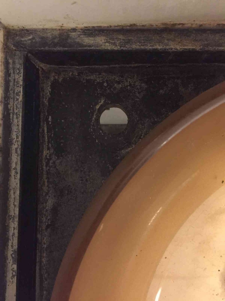 Kafede simit yedi, çay içti lavabo bataryasını çalıp gitti