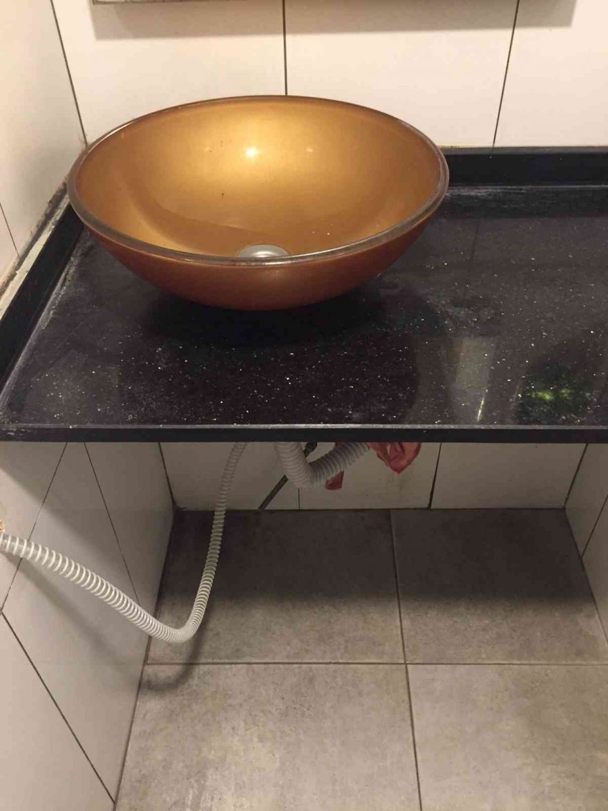 Kafede simit yedi, çay içti lavabo bataryasını çalıp gitti