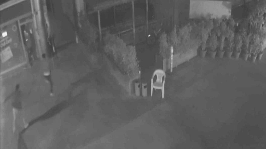 Kumarhaneden kovuldu, ayaklarından vurulurken böyle zıpladı