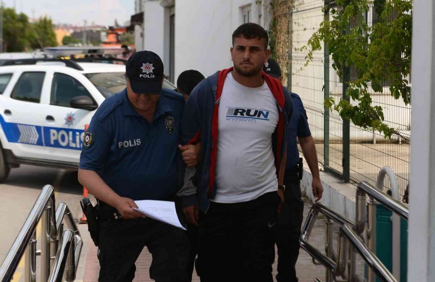 Adana'da uzun namlulu silahla kaçan 2 şahıs yakalandı