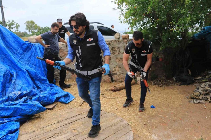Aranan şüphelinin evinden 10 Kalaşnikof çıktı