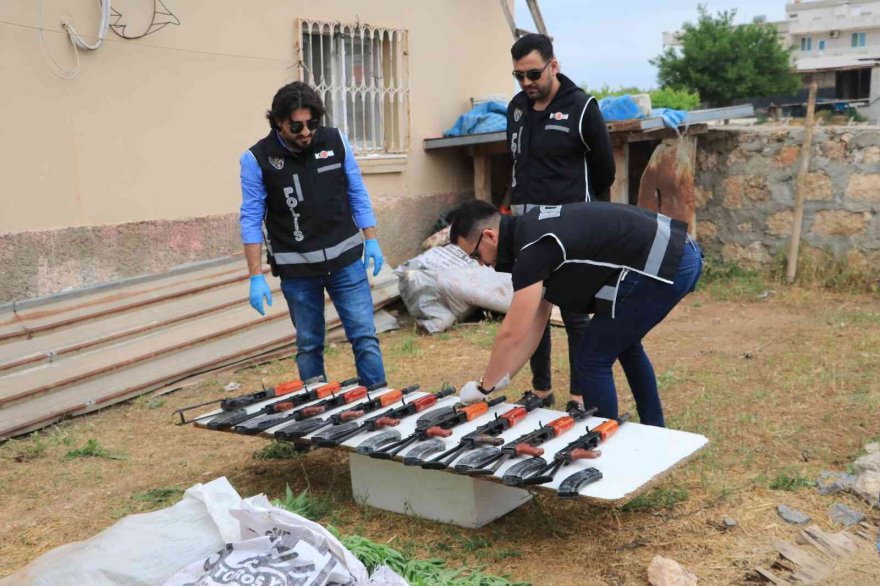 Aranan şüphelinin evinden 10 Kalaşnikof çıktı