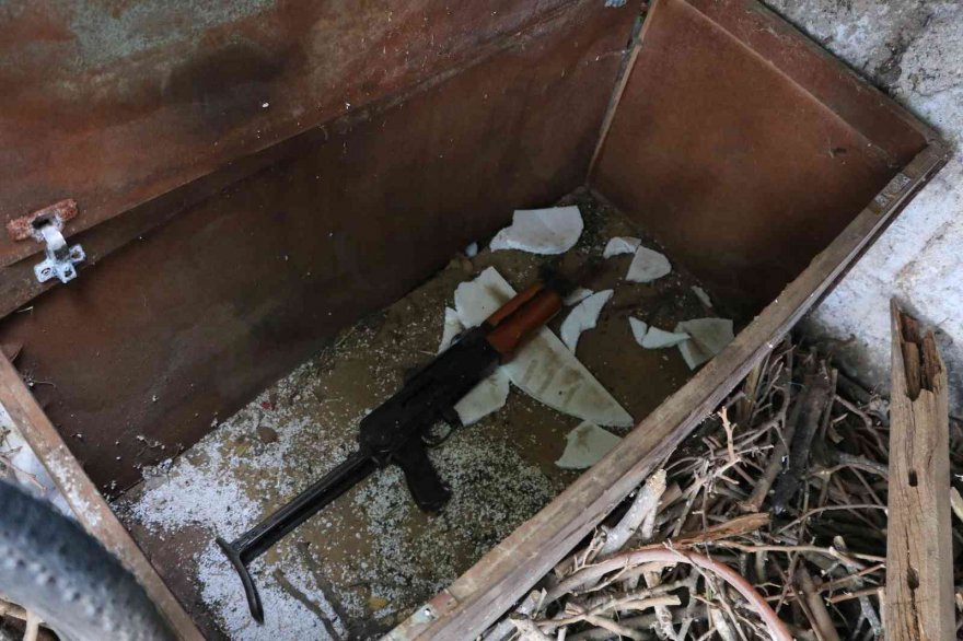 Aranan şüphelinin evinden 10 Kalaşnikof çıktı