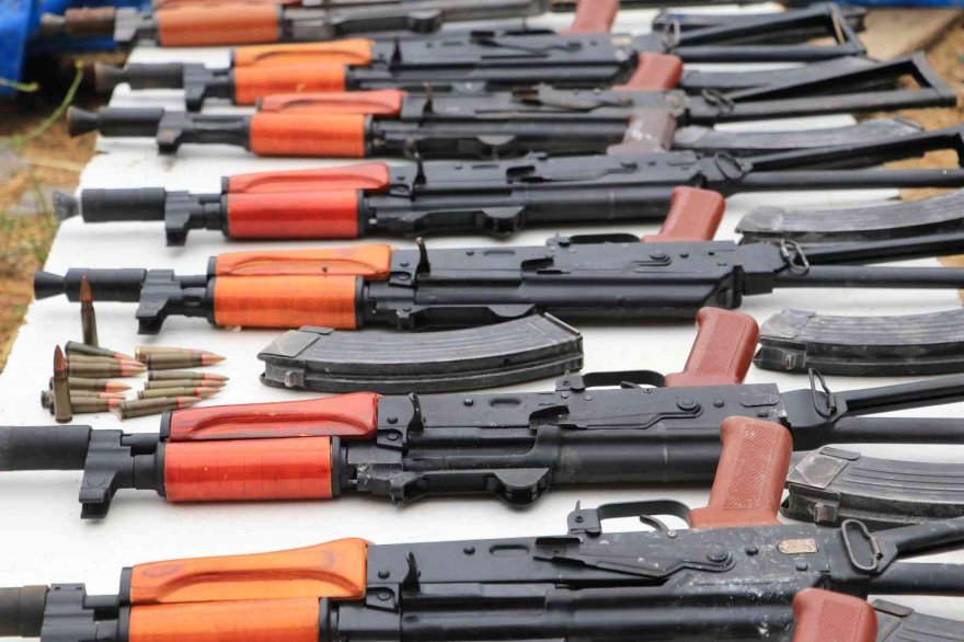 Aranan şüphelinin evinden 10 Kalaşnikof çıktı